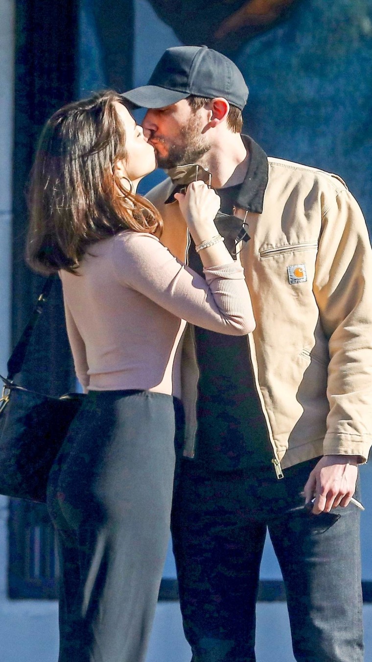 Ana de Armas besando a su novio Paul Boukadakis, en las calles de Los Ángeles, California.