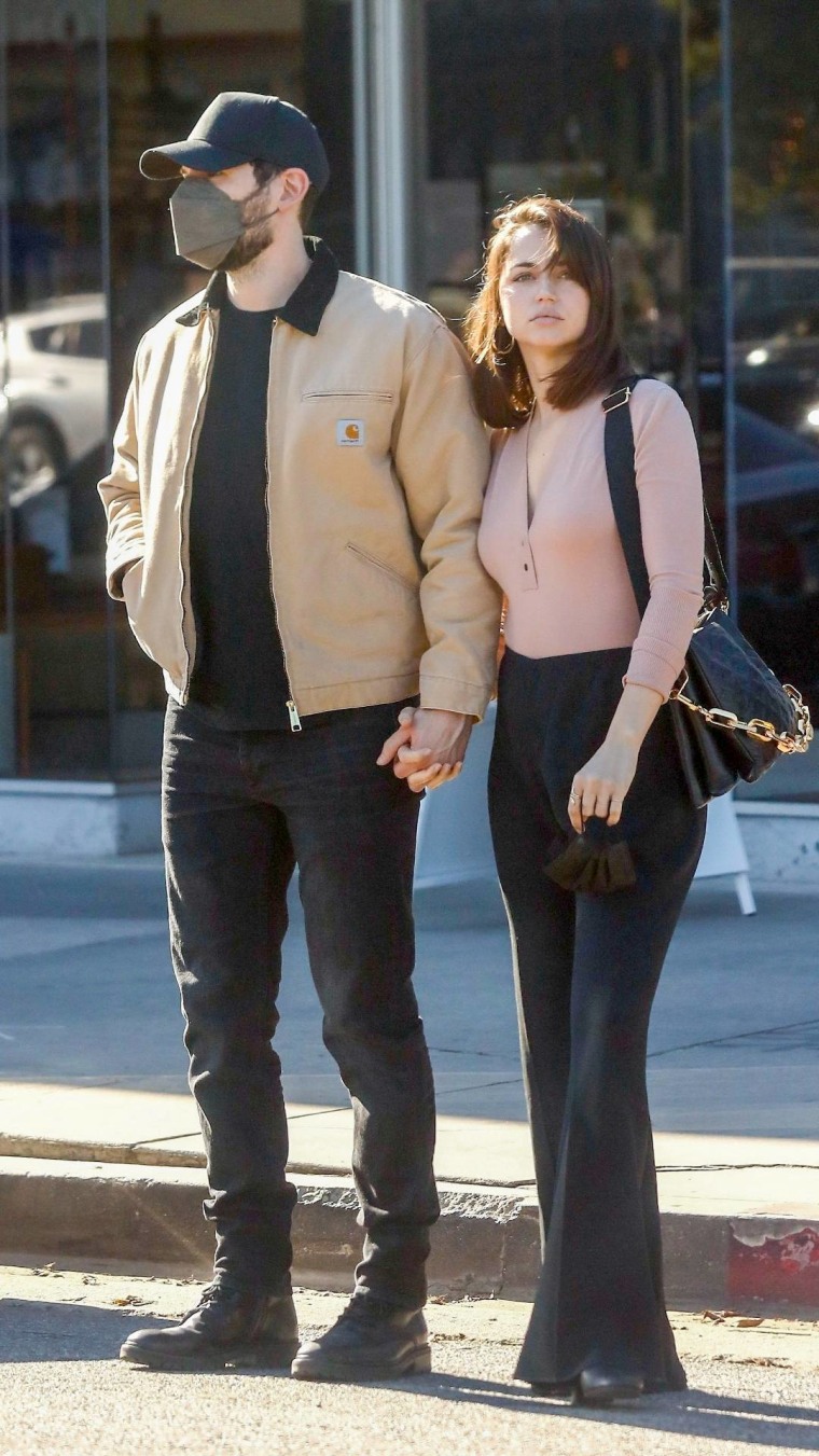 Paul Boukadakis con su novia Ana De Armas, en las calles de Los Ángeles, California.