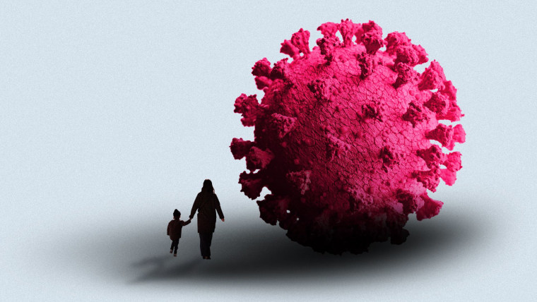 Ilustración de una madre sosteniendo la mano de su hija y caminando, con una versión magnificada del virus SARS-CoV2 acechando.