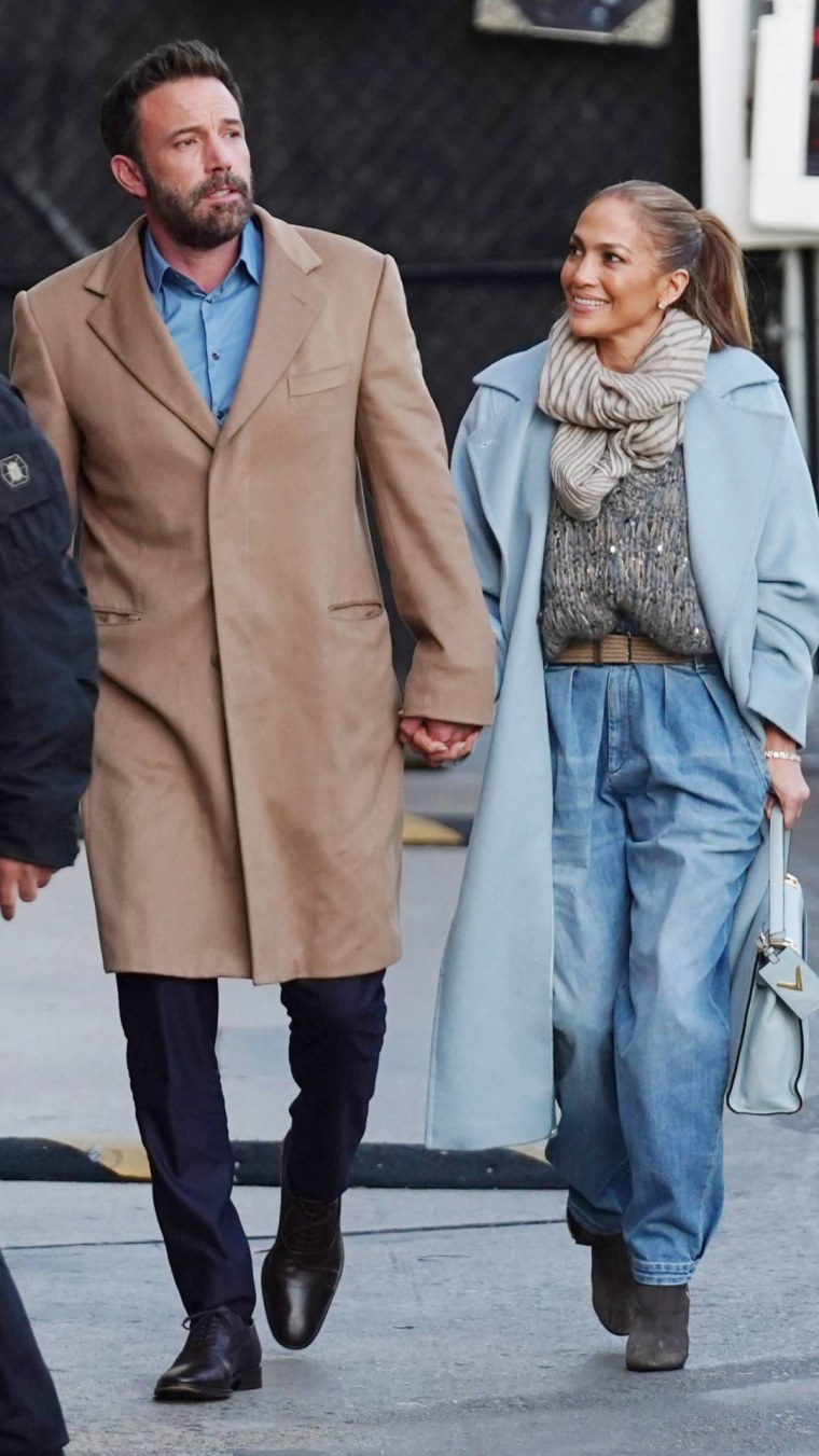 Ben Affleck y Jennifer Lopez caminando en Los Ángeles, California, el 15 de diciembre de 2021.