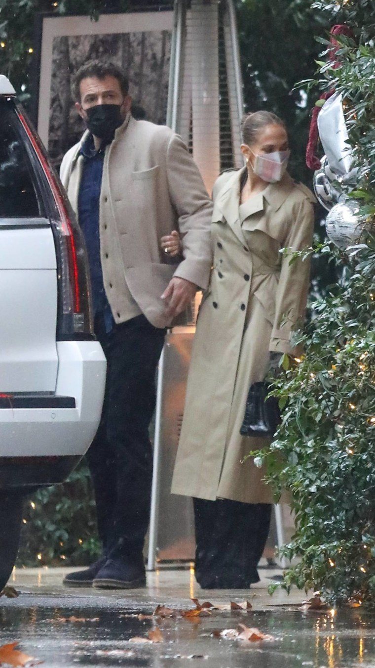 Ben Affleck y Jennifer Lopez afuera del hotel Bel-Air, el 29 de diciembre de 2021.