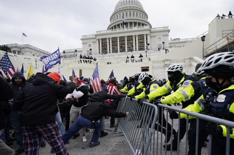 Simpatizantes de Donald Trump intentan romper una barrera de la Policía para entrar al Capitolio en Washington D.C. el 6 de enero del 2021. Los manifestantes lograron irrumpir en el edificio, en un intento por revertir el resultado de las elección presidencial del 2020.