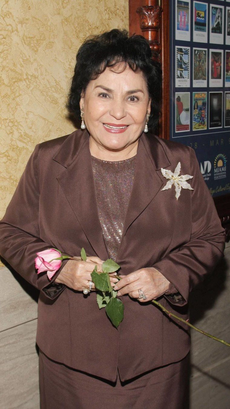 Carmen Salinas en la premiere de la película 'Bajo La Misma Luna' en 2008