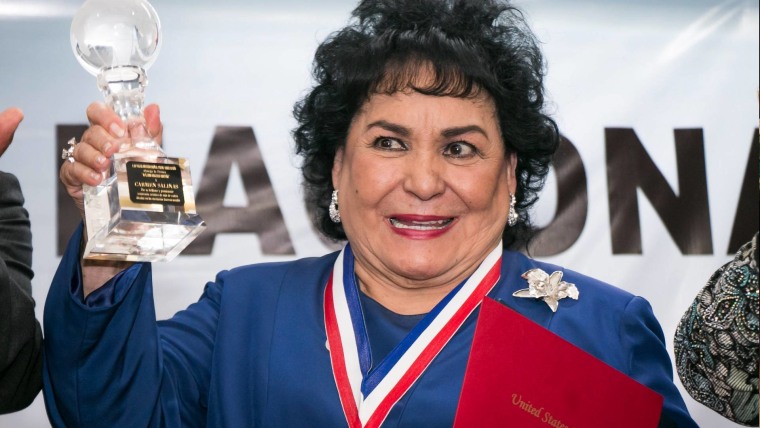 Carmen Salinas recibe un premio por su carrera de casi sesenta años