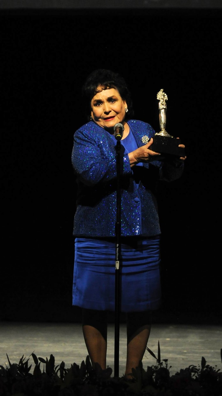 Carmen Salinas recibiendo el premio 'Diosas de plata' en 2009
