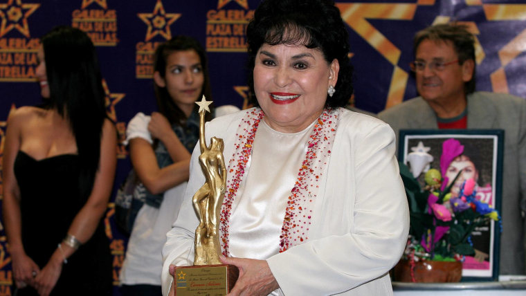 Carmen Salinas recibiendo un reconocimiento por 50 años de trayectoria