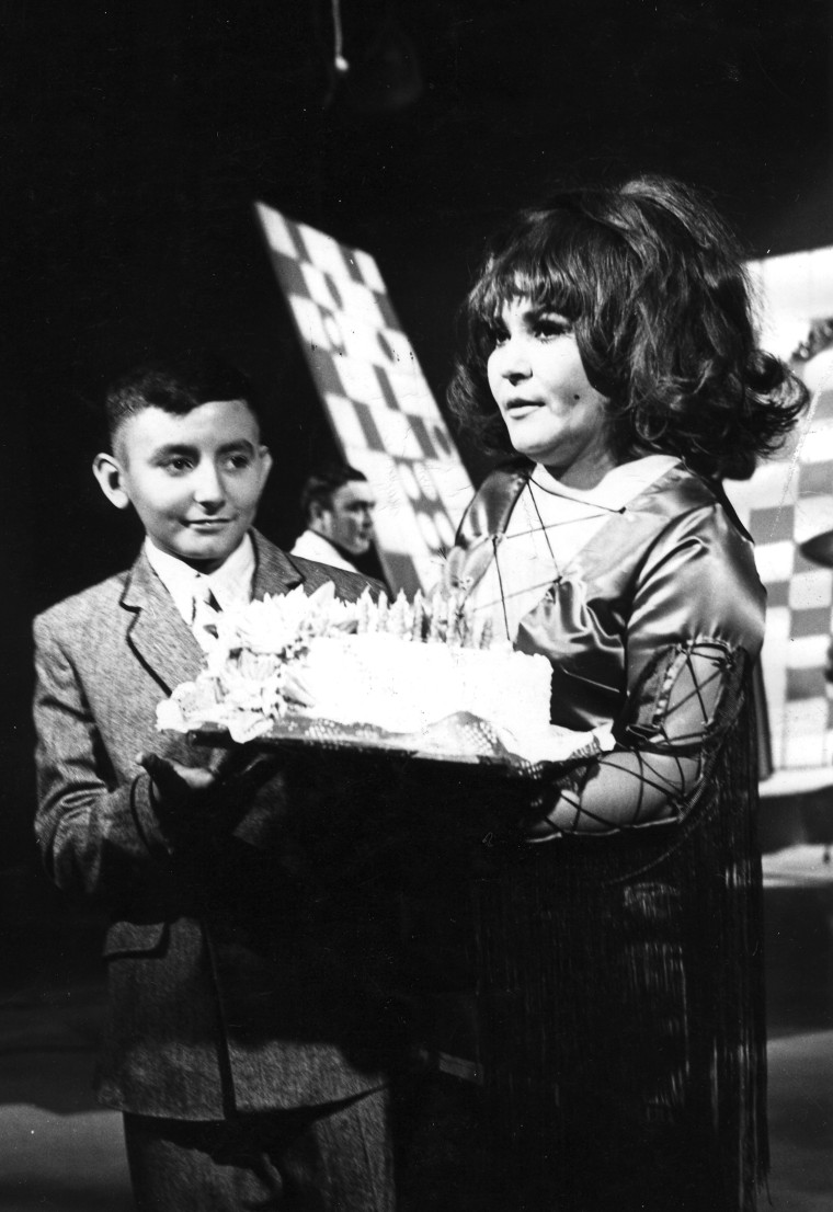 Carmen Salinas y su hijo Pedro Plascencia, quien le obsequia un pastel de cumpleaños en 1966