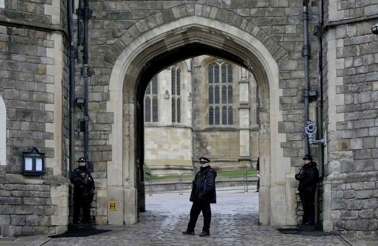 La policía vigila la puerta de Enrique VIII en el Castillo de Windsor en Windsor, Inglaterra, el día de Navidad, sábado 25 de diciembre de 2021.