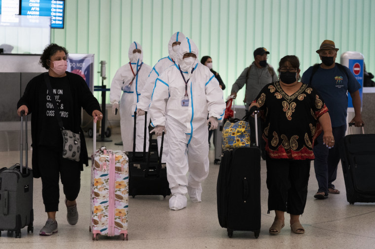 Tripulantes de Air China con trajes protectores arribaron al aeropuerto Internacional de Los Ángeles el martes 30 de noviembre del 2021. En la última semana ha crecido la alarma general por la nueva variante del coronavirus, que rápidamente se está propagando a diferentes países.
