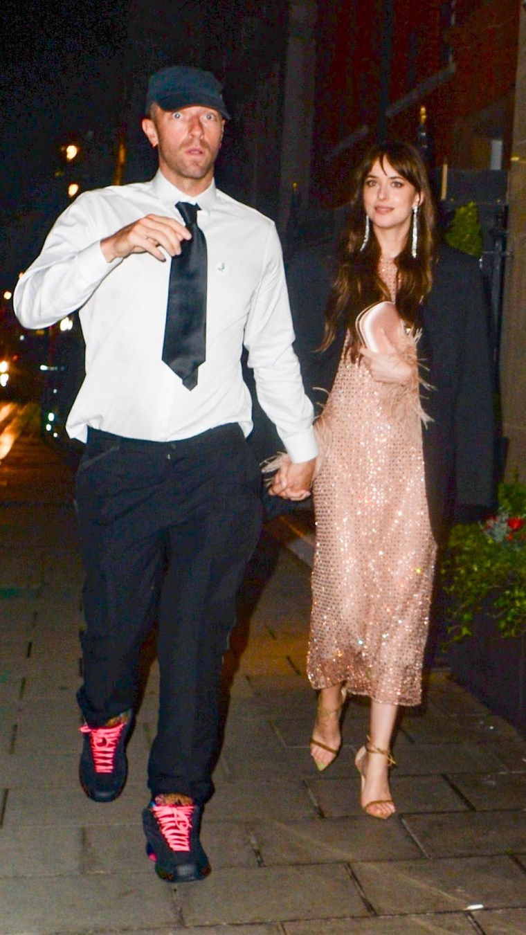 Chris Martin y Dakota Johnson en el hotel Claridges de Londres, Inglaterra, 2021.