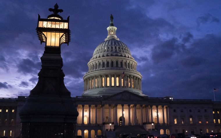 Cae la noche en el Capitolio en Washington, el jueves 2 de diciembre de 2021, y se acerca la fecha límite para evitar un cierre de Gobierno.