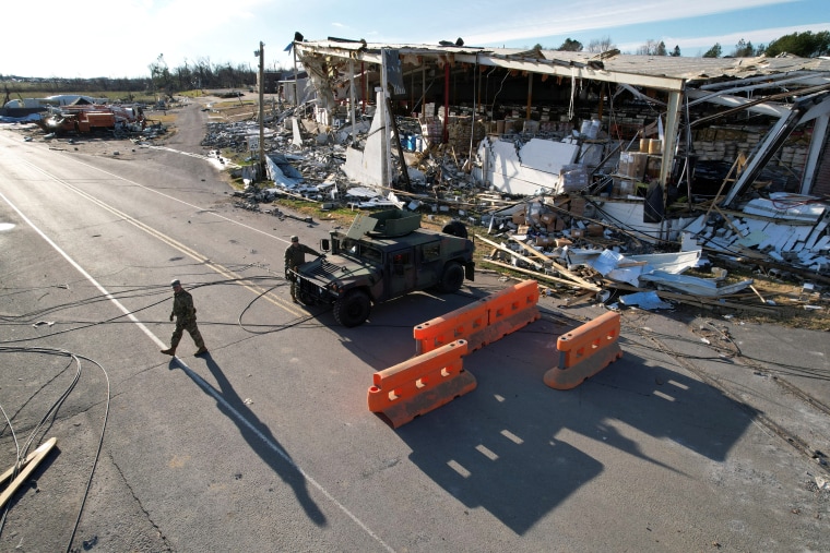 Guardias nacionales bloquean la carretera que conduce a una fábrica de velas que sufrió graves daños tras un devastador brote de tornados que arrasó varios estados de Estados Unidos, en Mayfield, Kentucky, el 11 de diciembre de 2021.