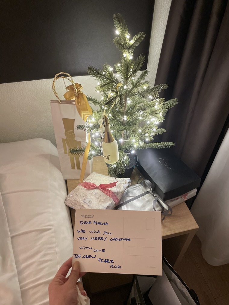 Fotieo received a letter, flowers and a little Christmas tree from the Icelandair flight attendants when she had to isolate in Reykjavik following her flight.
