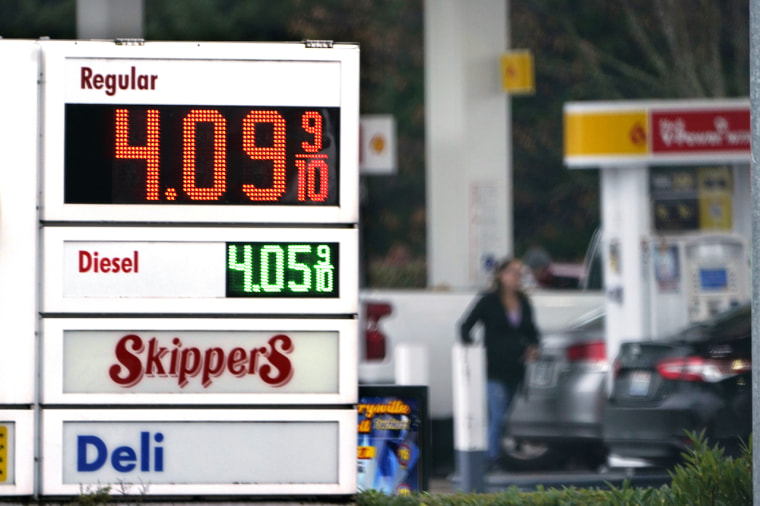 Los precios del combustible en una gasolinera de Marysville, Washington este viernes 10 de diciembre del 2021. En noviembre, los precios en en general para los consumidores estadounidenses subieron 6.8% con respecto al 2020.