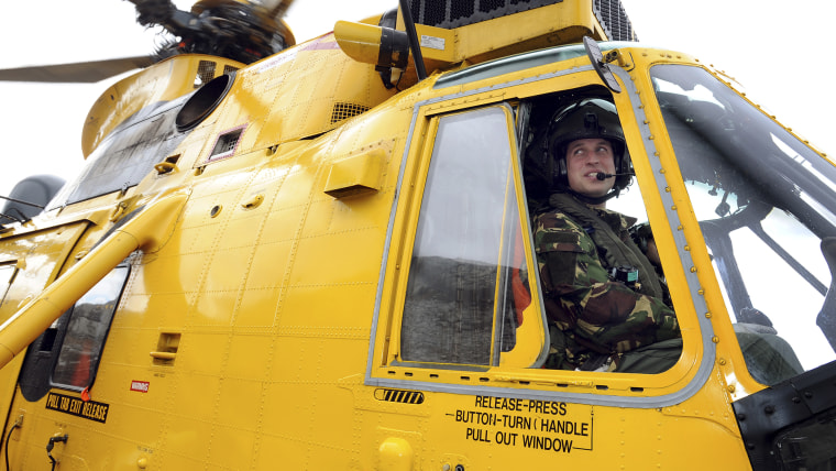 Príncipe William piloteando un helicóptero de rescate