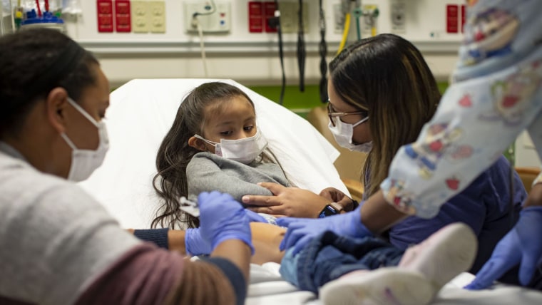 Elena Rosales, de 3 años, recibe su segunda dosis de la vacuna Moderna COVID-19, con su madre, Mariaelena Lozano, el 7 de diciembre de 2021.