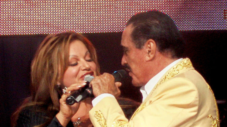 Vicente Fernández Le Dio Un Inolvidable Beso A Jenni Rivera 