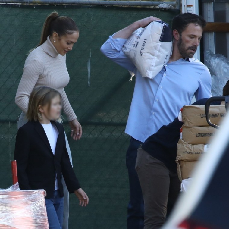 Jennifer Lopez, Ben Affleck y sus hijos ayudando en una colecta de alimentos