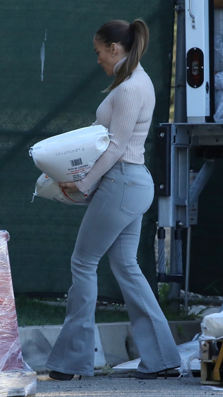 Jennifer Lopez participa en una colecta de alimentos.