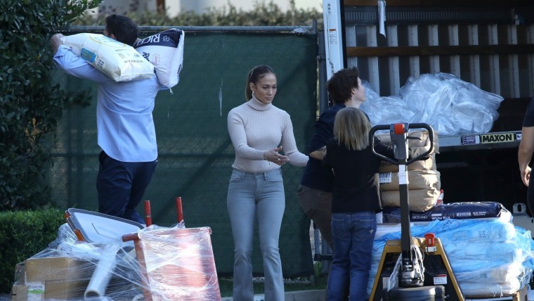 Jennifer Lopez y Ben Affleck participan en una colecta de alimentos junto con sus hijos
