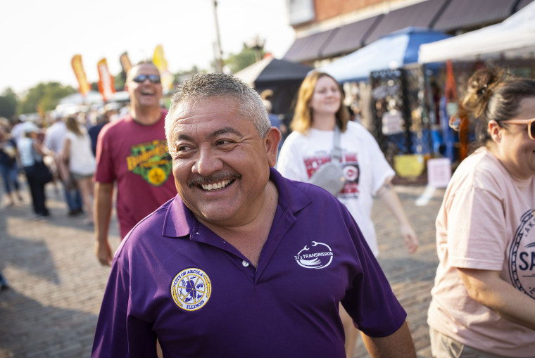 El alcalde de Arcola, Jesús Garza, en el festival anual del sorgo escobero (Chicago Tribune / Tribune News Service)