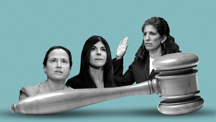 Ilustración de un mazo encima del cual se ven las fotografías de tres jueces latinas: Kate Menendez, Linda Lopez y Myrna Pérez
