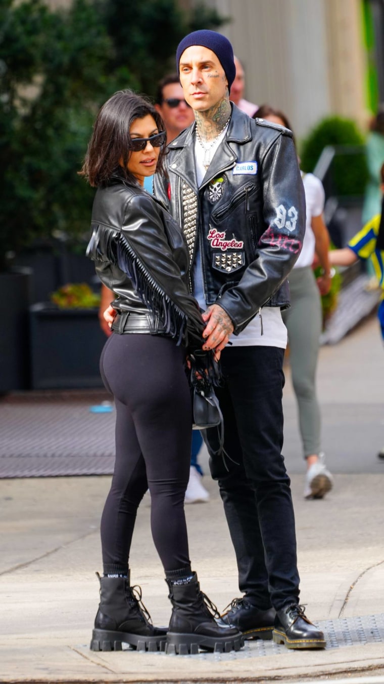 Kourtney Kardashian y Travis Barker en las calles de Nueva York, octubre de 2021.
