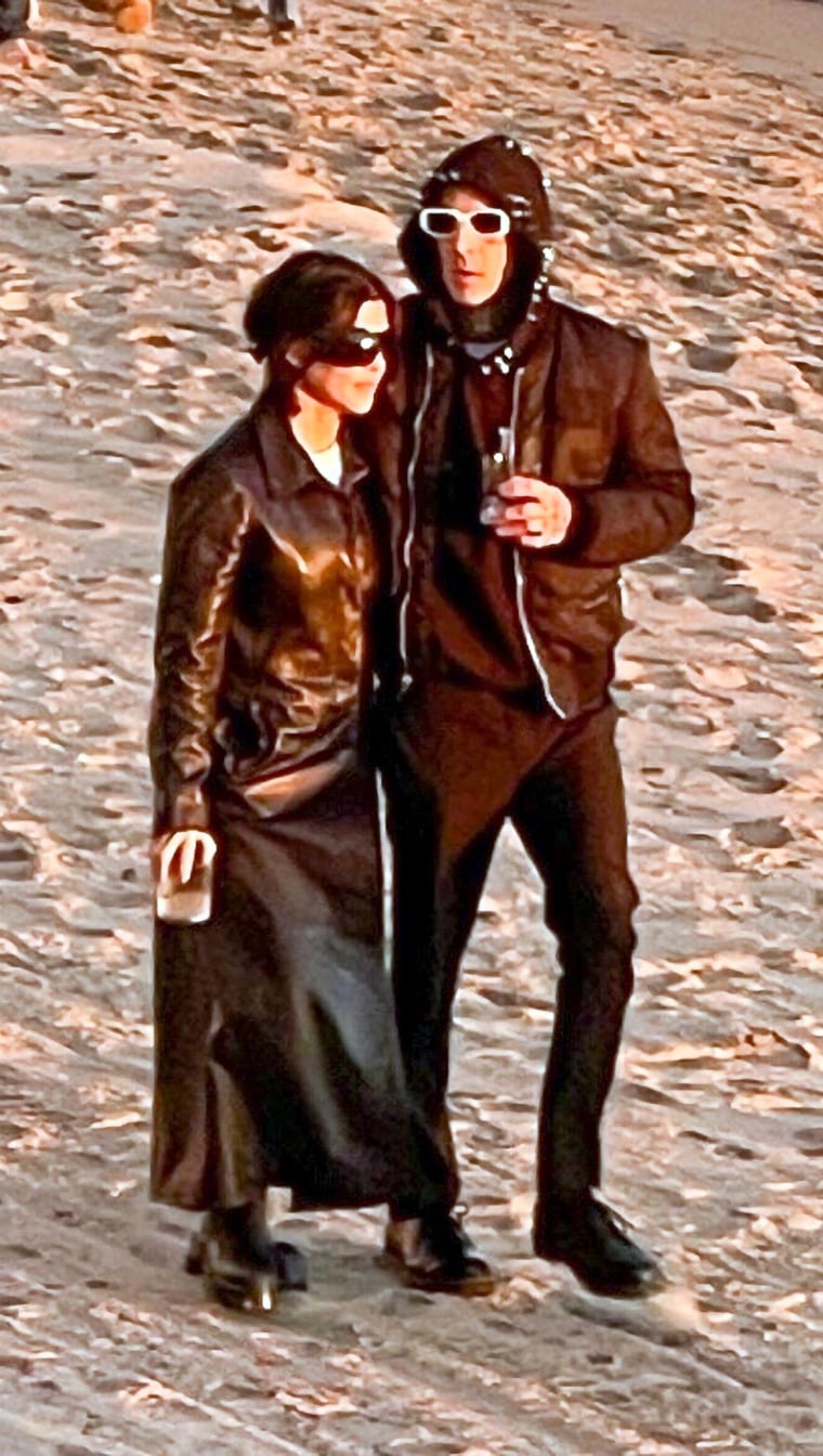 Kourtney Kardashian y Travis Barker caminando en la playa, en Montecito, California.