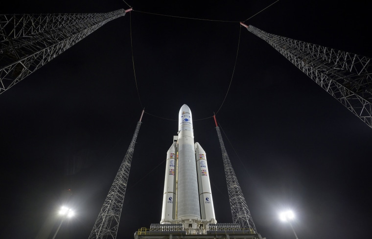 En esta foto proporcionada por la NASA, el cohete Ariane 5 de Arianespace con el telescopio espacial James Webb de la NASA a bordo, se ve en la plataforma de lanzamiento, el jueves 23 de diciembre de 2021, en el puerto espacial de Europa, el Centro Espacial de Guayana en Kourou, Guayana Francesa.