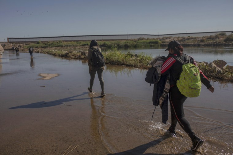 Los migrantes nicaragüenses Emanuel Mendoza, Edgar Sequeira, Benjamín Villalta, Aura Berrios y Juana Orozco, caminan cerca de la frontera entre México y Estados Unidos, en Algodones, Baja California, México, el jueves 2 de diciembre de 2021.