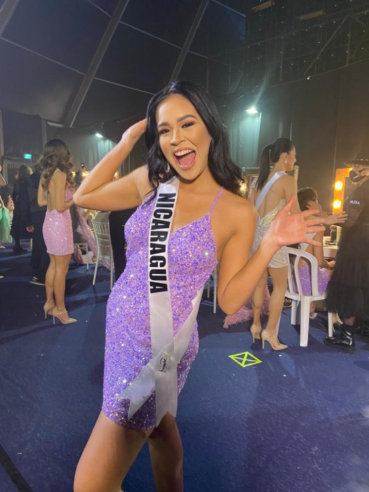 Miss Nicaragua, Allison Wassmerm, en el backstage de Miss Universo 2021 | 70ª edición
