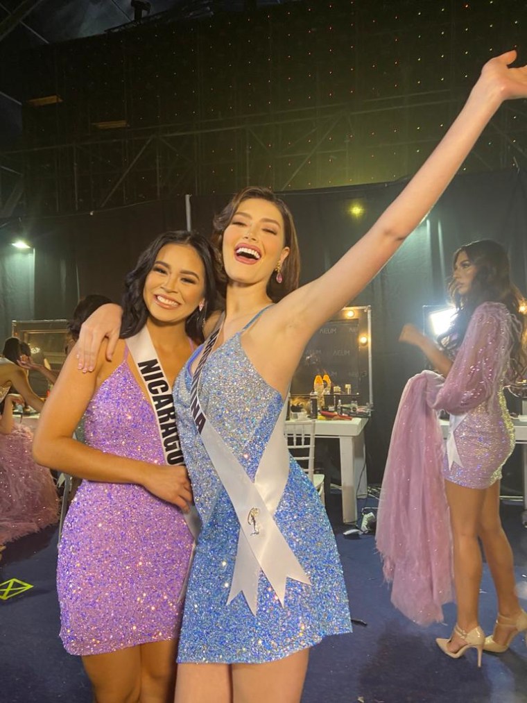 Miss Nicaragua y Miss Argentina, Allison Wassmer y Julieta García, en el backstage de Miss Universo 2021 | 70ª edición