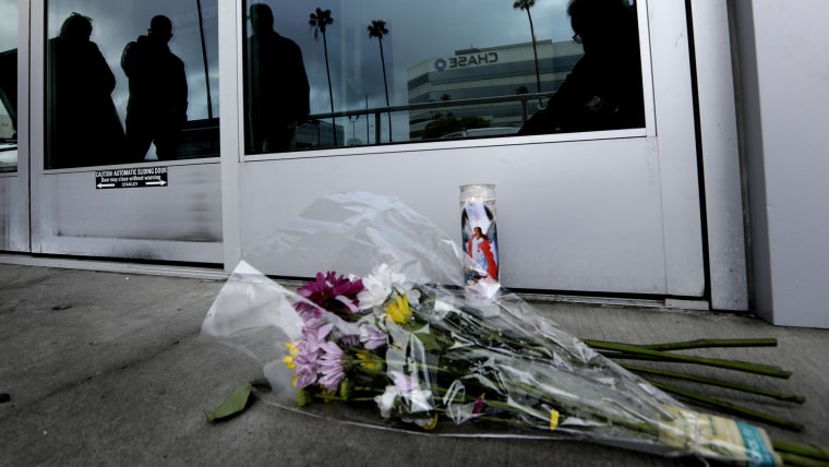 Flores en memoria de Valentina Orellana-Peralta , de 14 años, que fue víctima de un tiroteo en la tienda de ropa Burlington en North Hollywood.