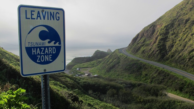 Una señal colocada sobre la zona de peligro de tsunami en la costa del Pacífico, en el centro de Oregón.