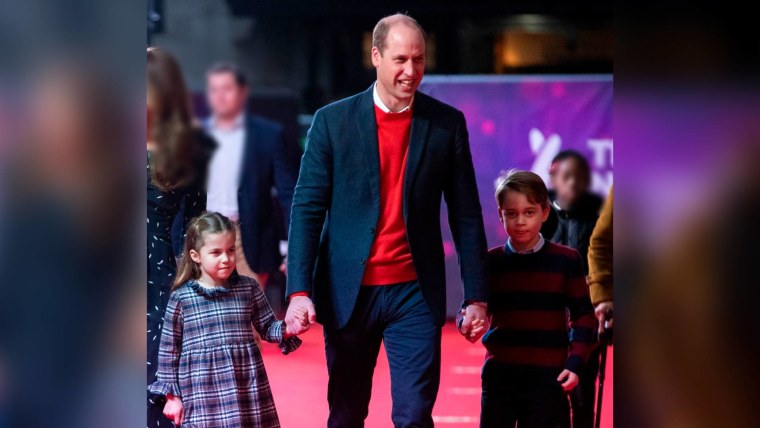 Príncipe William con sus hijos, la princesa Charlotte y el príncipe George, en evento navideño en Londres, 2020.