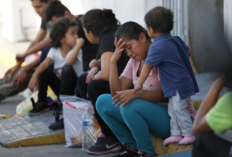 Un programa de la Administración de Donald Trump que obliga a los solicitantes de asilo a esperar el proceso en México se convirtió en una herramienta para rechazar en forma generalizada a  los migrantes que intentaban entrar a Estados Unidos.
