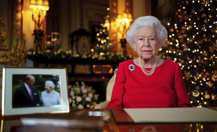 La reina da su mensaje navideño junto a una fotografía que la muestra junto al príncipe Philip en 2007 en Broadlands cuando conmemoraban su aniversario de bodas Diamante.
