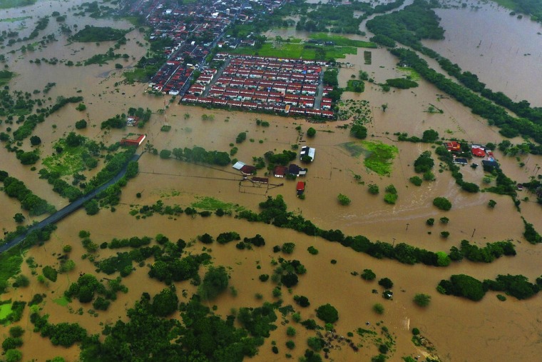 Vista aérea de las inundaciones provocadas por las fuertes lluvias en la ciudad de Itapetinga, región sur del estado de Bahía, Brasil, el domingo 26 de diciembre de 2021.