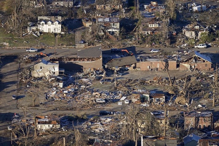 Vista aérea el 12 de diciembre de 2021 de la destrucción causada por un tornado en Mayfield, Kentucky.