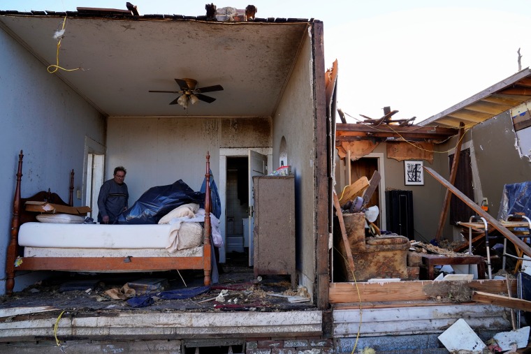 Rick Foley, de 70 años, camina por su habitación después de que un devastador brote de tornados en Mayfield, Kentucky, Estados Unidos, el 12 de diciembre de 2021.