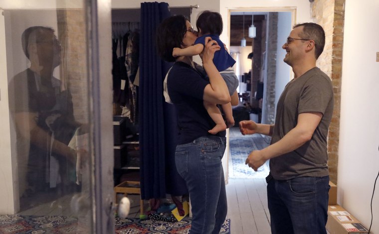 Troy Hernandez, a la derecha, y su compañera Alexandra Reyes viven junto a su hijo Joaquín Hernández en Chicago. La familia gastó 15,000 dólares para cambiar las tuberías de plomo de su vivienda antes de la llegada del pequeño.