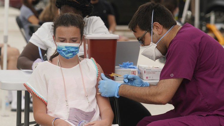 Una adolescente es vacunada en Miami.