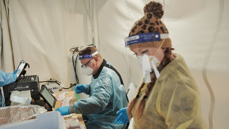 Trabajadores sanitarios preparan las pruebas de Covid-19 en un centro de pruebas de Nomi Health en Omaha, Nebraska.