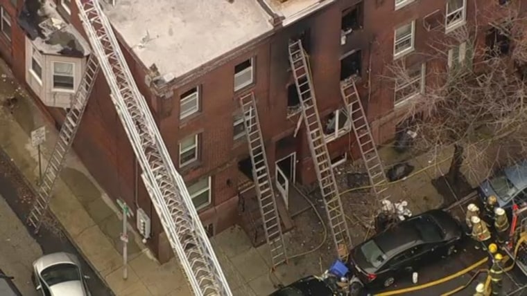 Vista aérea del edificio de viviendas incendiado en Philadelphia, en el que murieron al menos 13 personas.