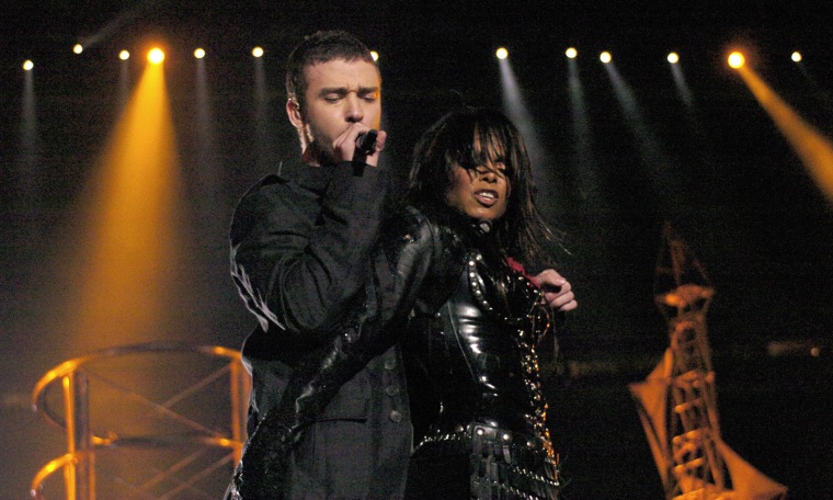 Janet Jackson (R) and Justin Timberlake perform together at the 2004 Super Bowl.