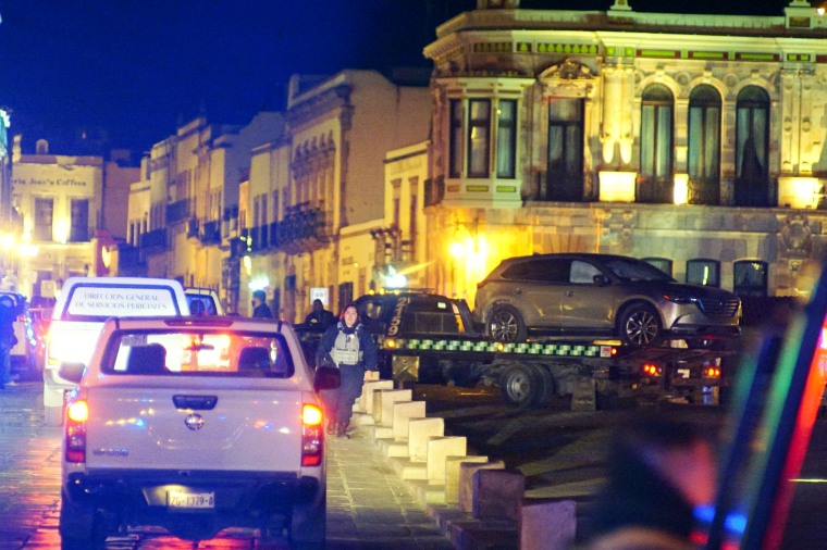 Image: Unknown assailants leave a vehicle with bodies in front of the Government Palace in Zacatecas