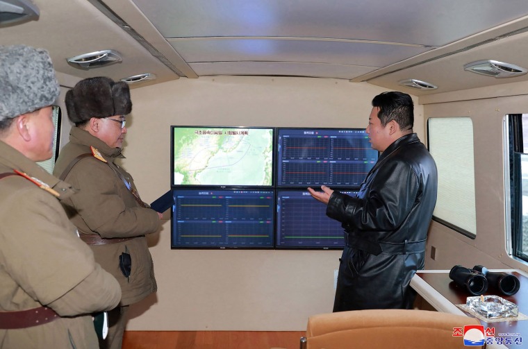 Image: Kim Jong Un Observes missile test