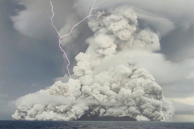 Image: Eruption of the underwater volcano Hunga Tonga-Hunga Ha'apai off Tonga