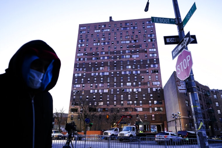 El edificio de apartamentos donde ocurrió el incendio más mortífero en tres décadas en el Bronx.