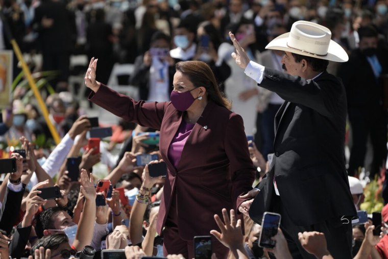 Xiomara Castro en su ceremonia de toma de protesta, junto a su esposo, el expresidente Manuel Zelaya.